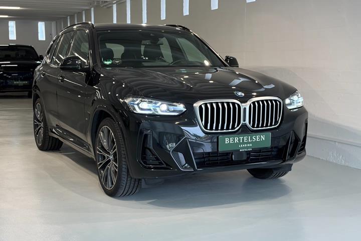 Sort BMW X3 fra 2023 set udefra