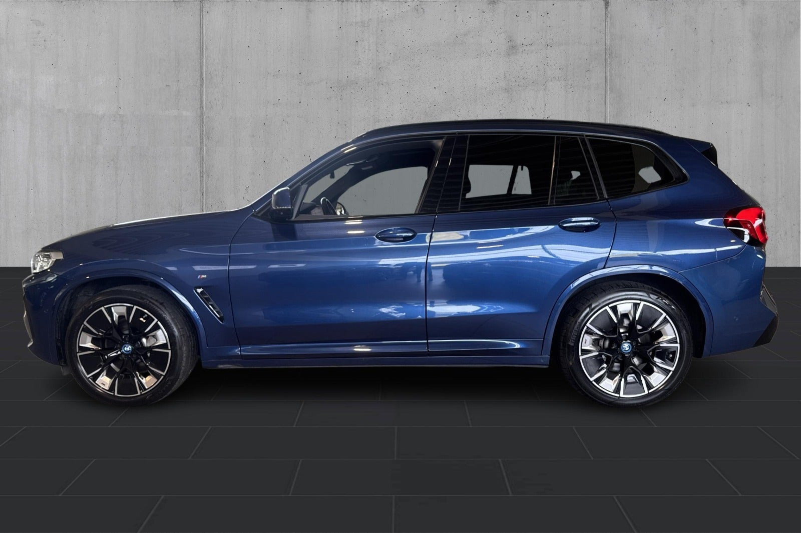 Blå BMW iX3 fra 2023
