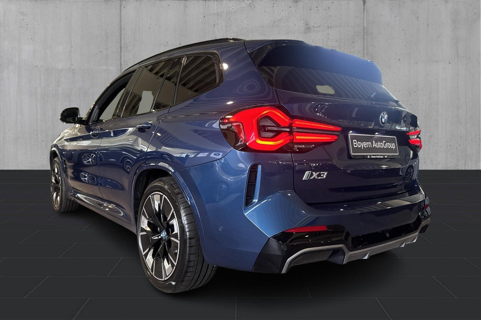Blå BMW iX3 fra 2023