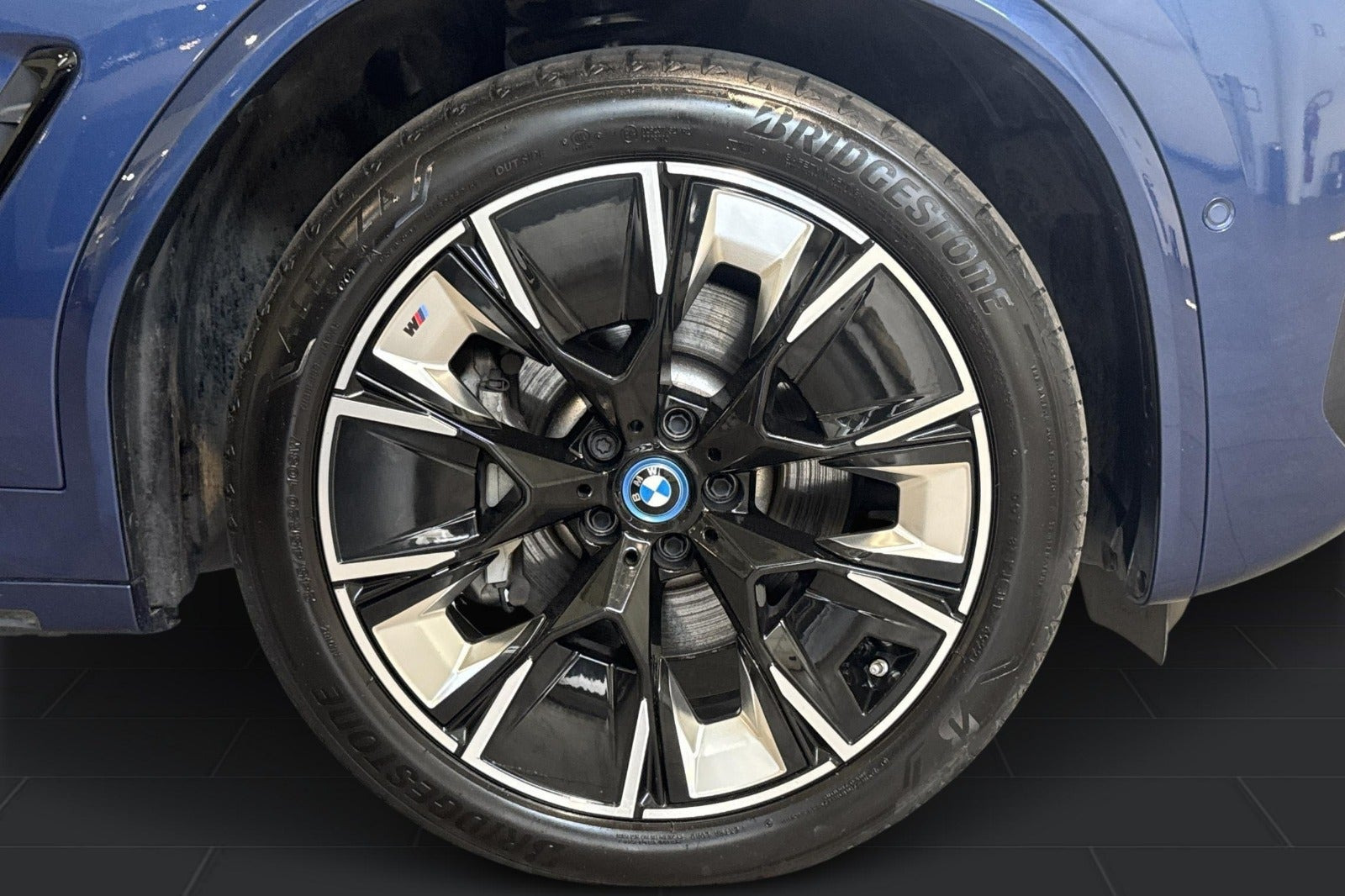 Blå BMW iX3 fra 2023