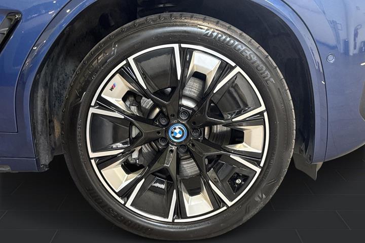 Blå BMW iX3 fra 2023