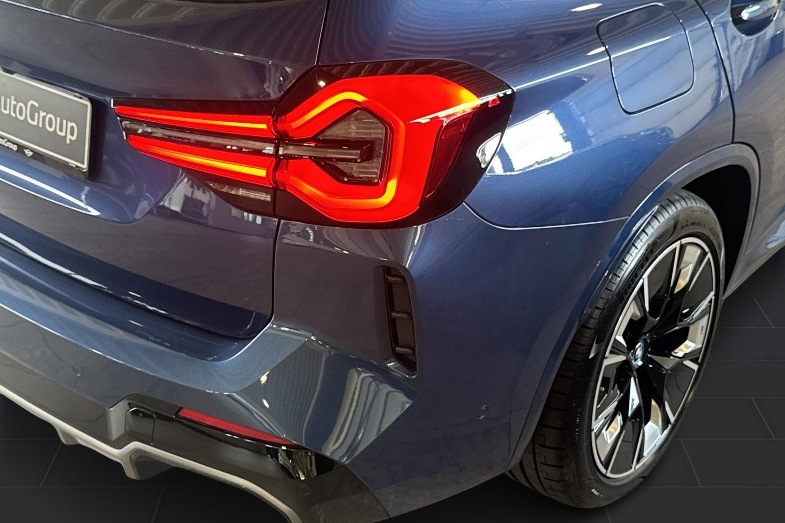 Blå BMW iX3 fra 2023