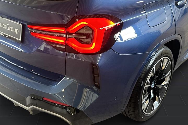 Blå BMW iX3 fra 2023