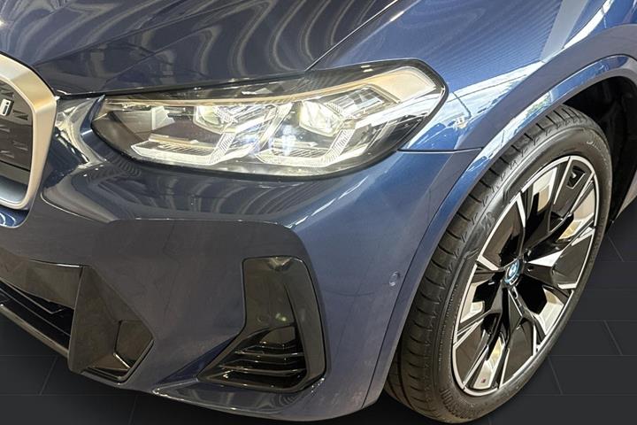 Blå BMW iX3 fra 2023
