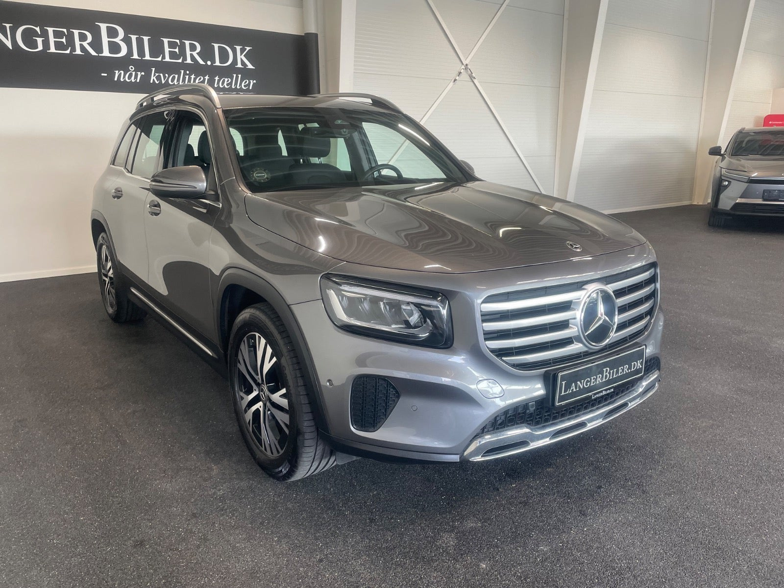 Grå Mercedes GLB200 d fra 2024