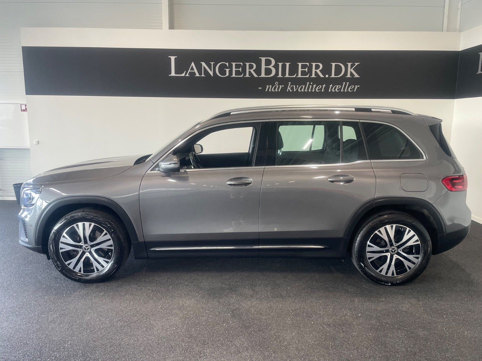 Grå Mercedes GLB200 d fra 2024