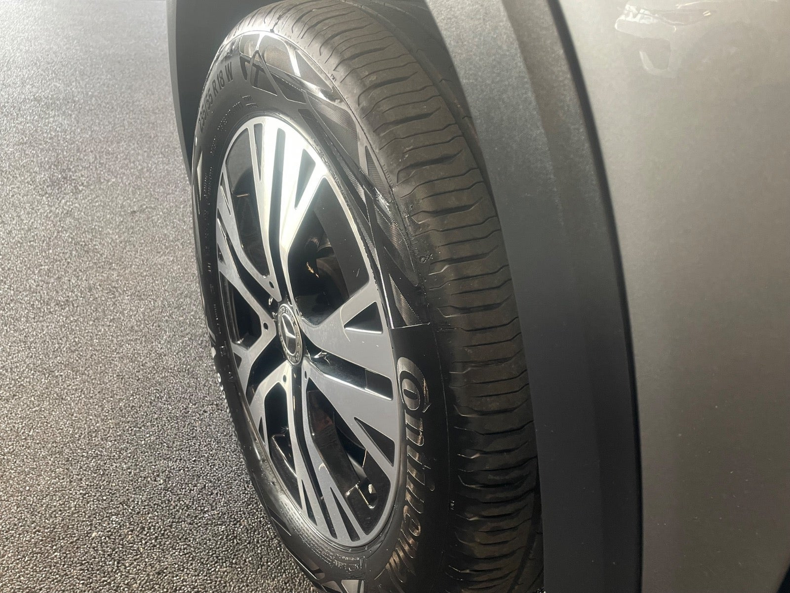 Grå Mercedes GLB200 d fra 2024