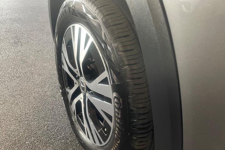 Grå Mercedes GLB200 d fra 2024