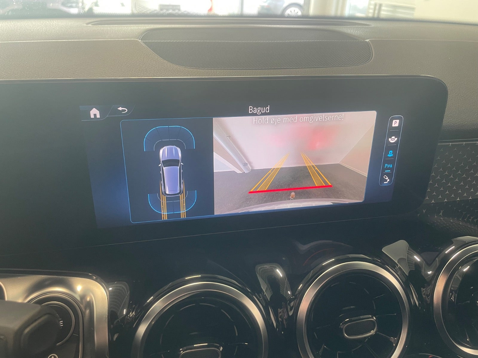 Grå Mercedes GLB200 d fra 2024