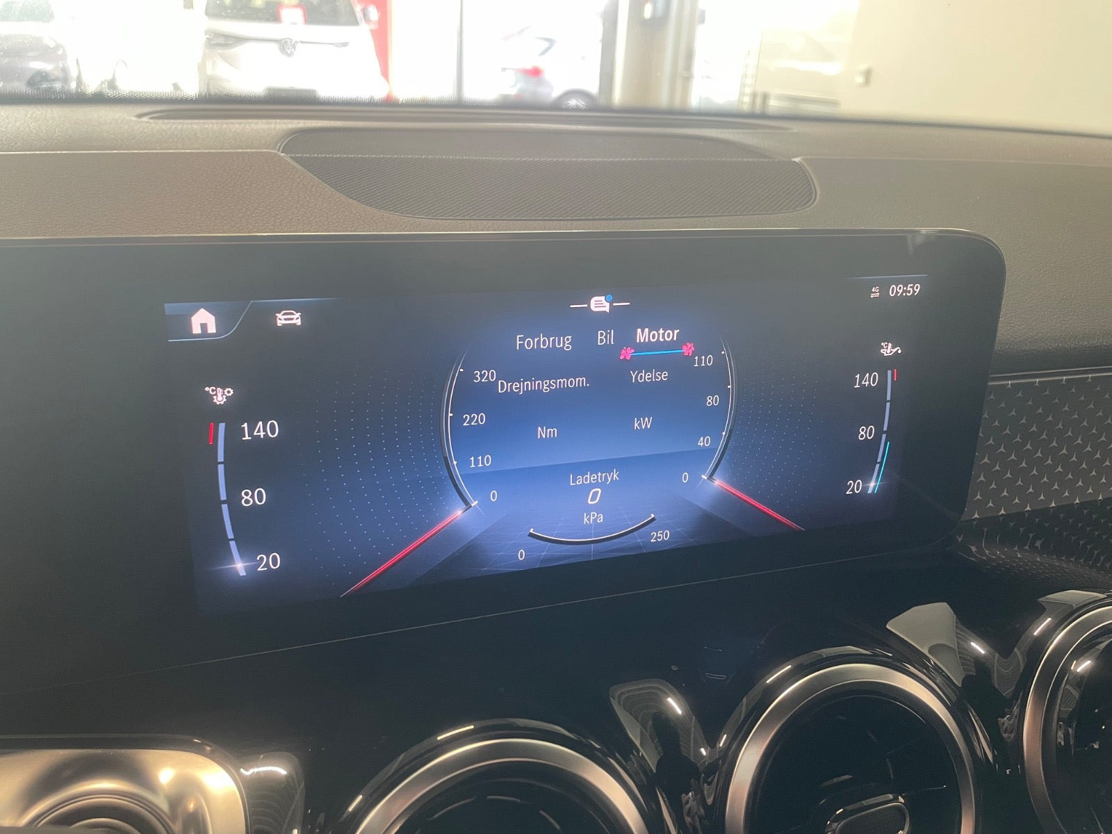 Grå Mercedes GLB200 d fra 2024