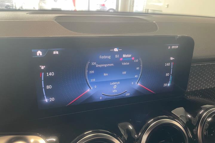 Grå Mercedes GLB200 d fra 2024