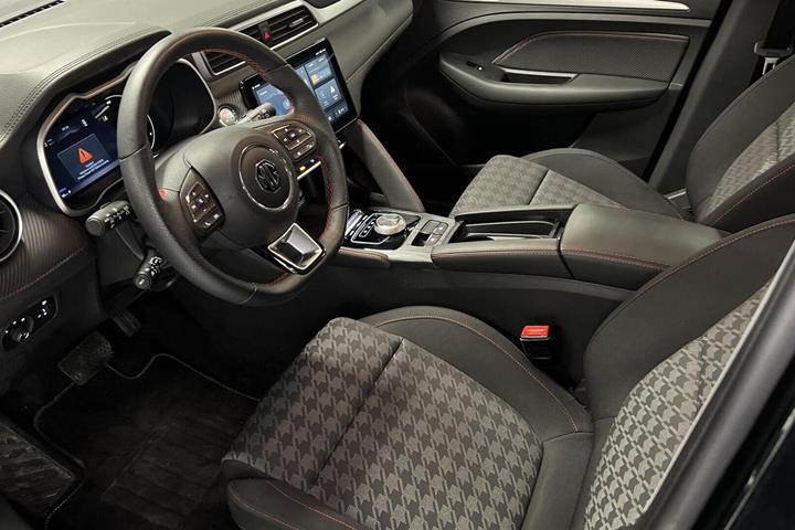 Sort MG ZS fra 2023