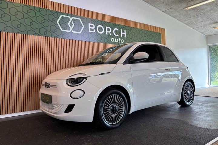 Hvid Fiat 500e fra 2022 set udefra