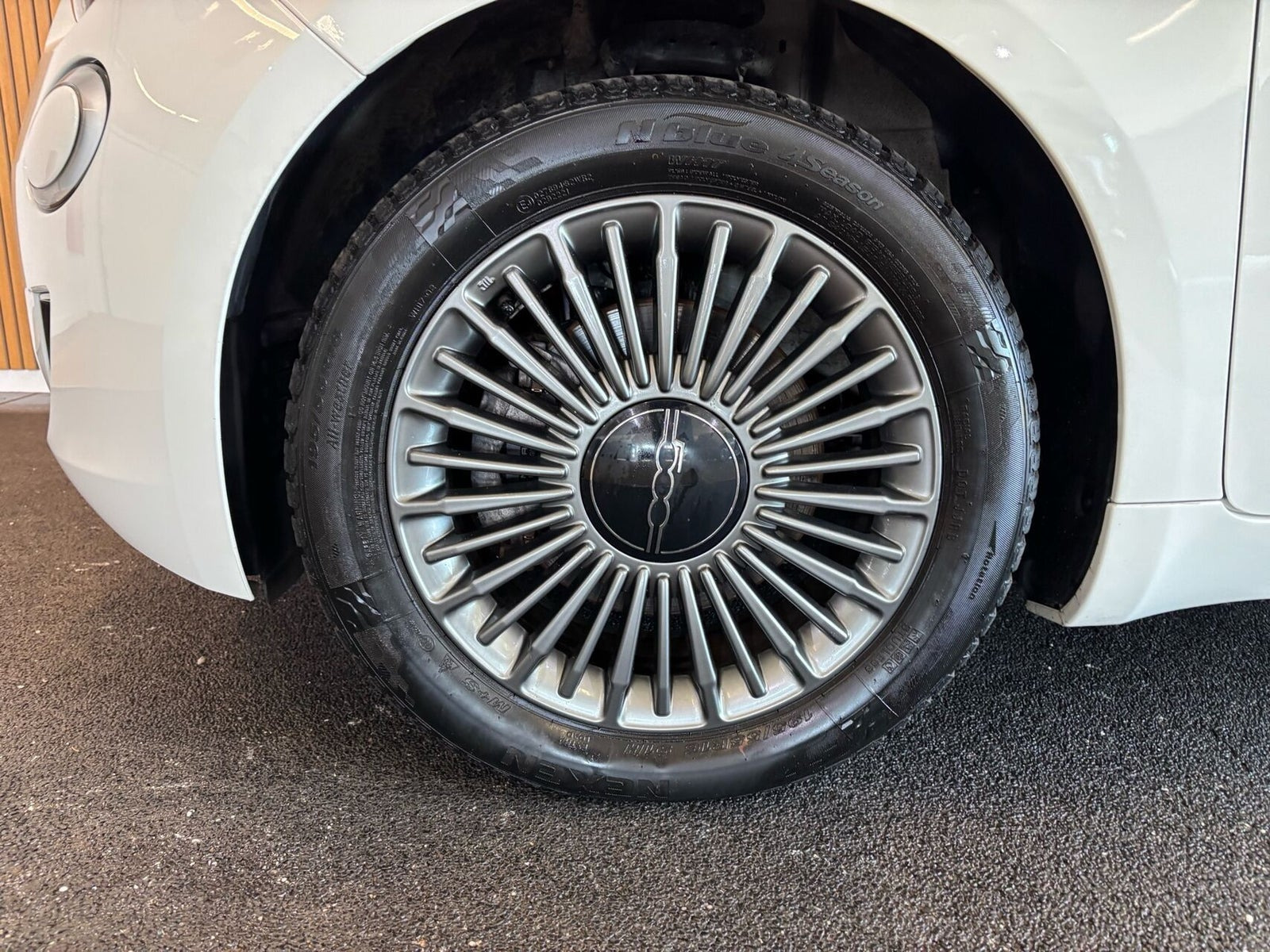Hvid Fiat 500e fra 2022