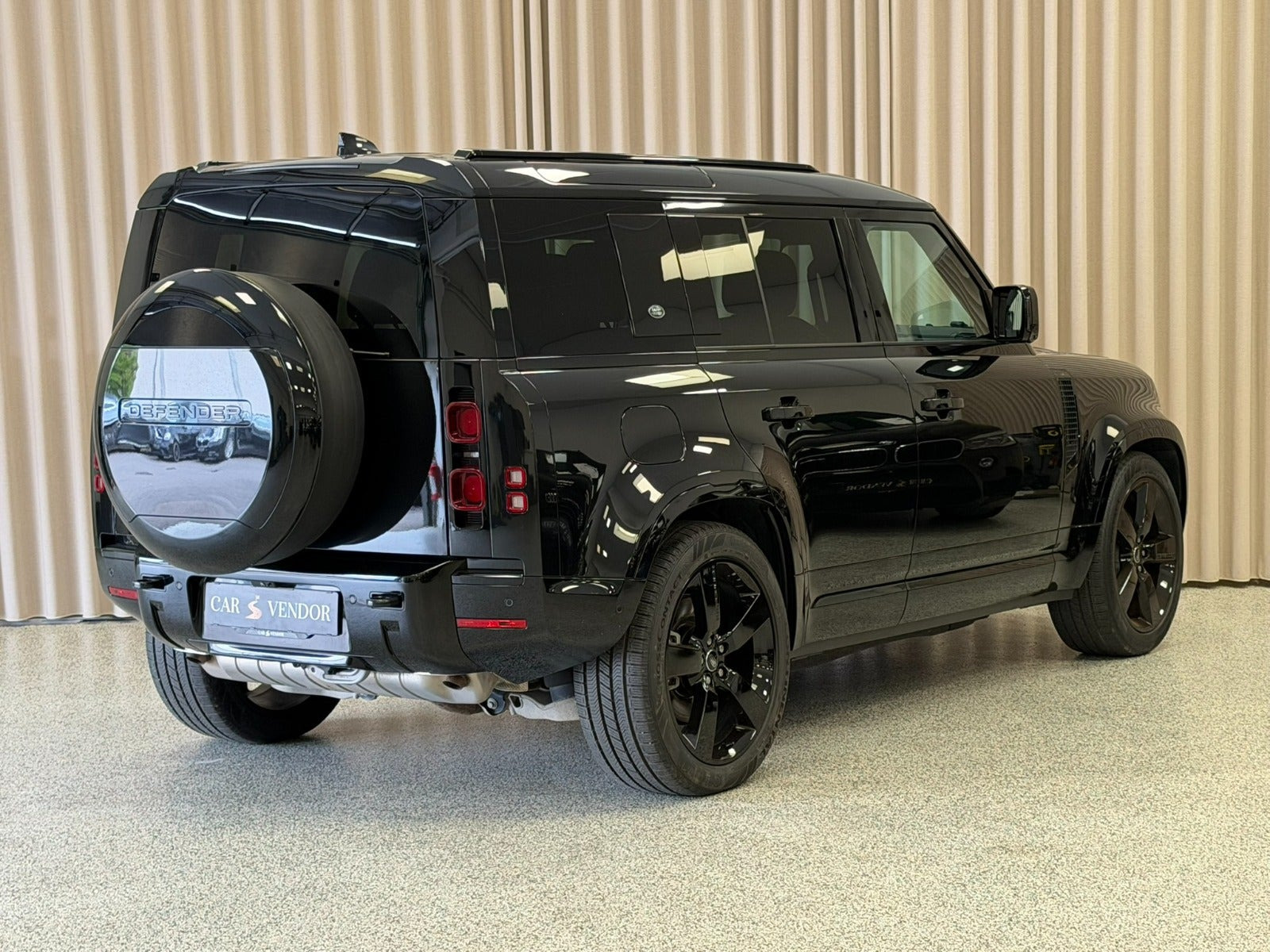 Sort Land Rover Defender 110 fra 2024