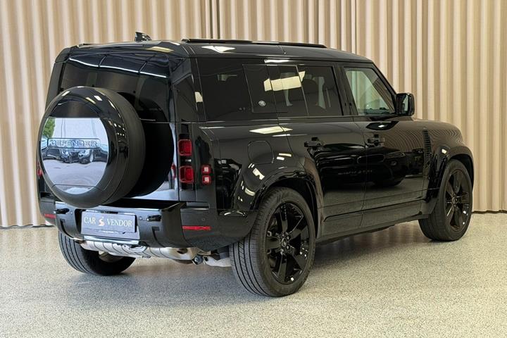 Sort Land Rover Defender 110 fra 2024