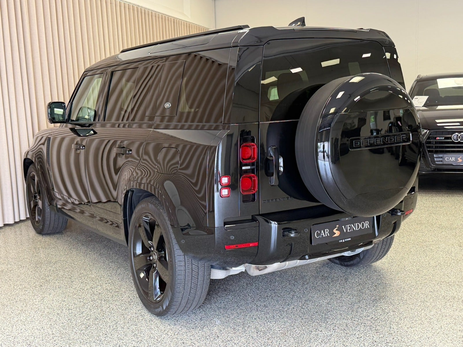 Sort Land Rover Defender 110 fra 2024