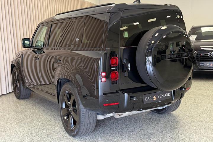 Sort Land Rover Defender 110 fra 2024
