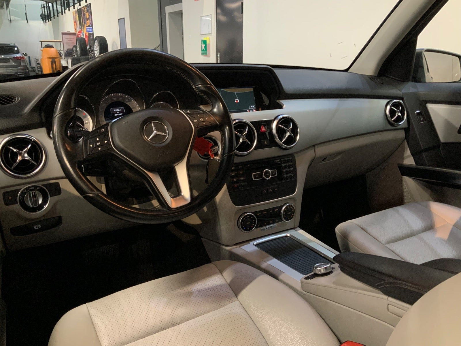 Grå Mercedes GLK220 fra 2013