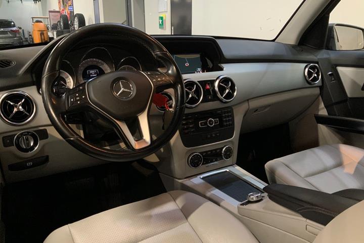 Grå Mercedes GLK220 fra 2013