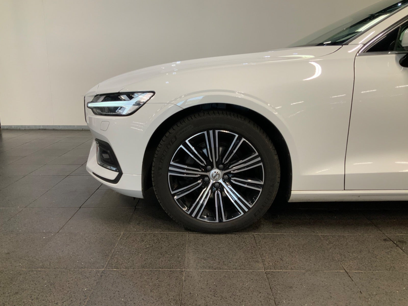 Hvid Volvo V60 fra 2021
