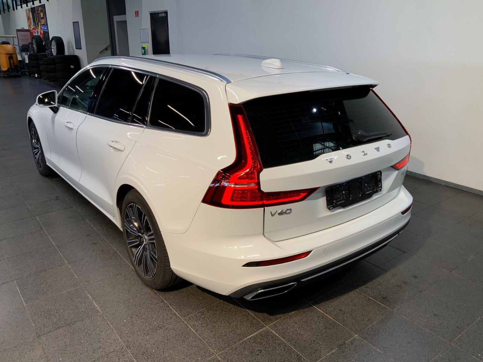 Hvid Volvo V60 fra 2021