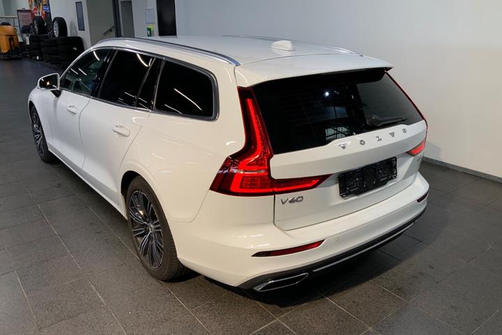 Hvid Volvo V60 fra 2021