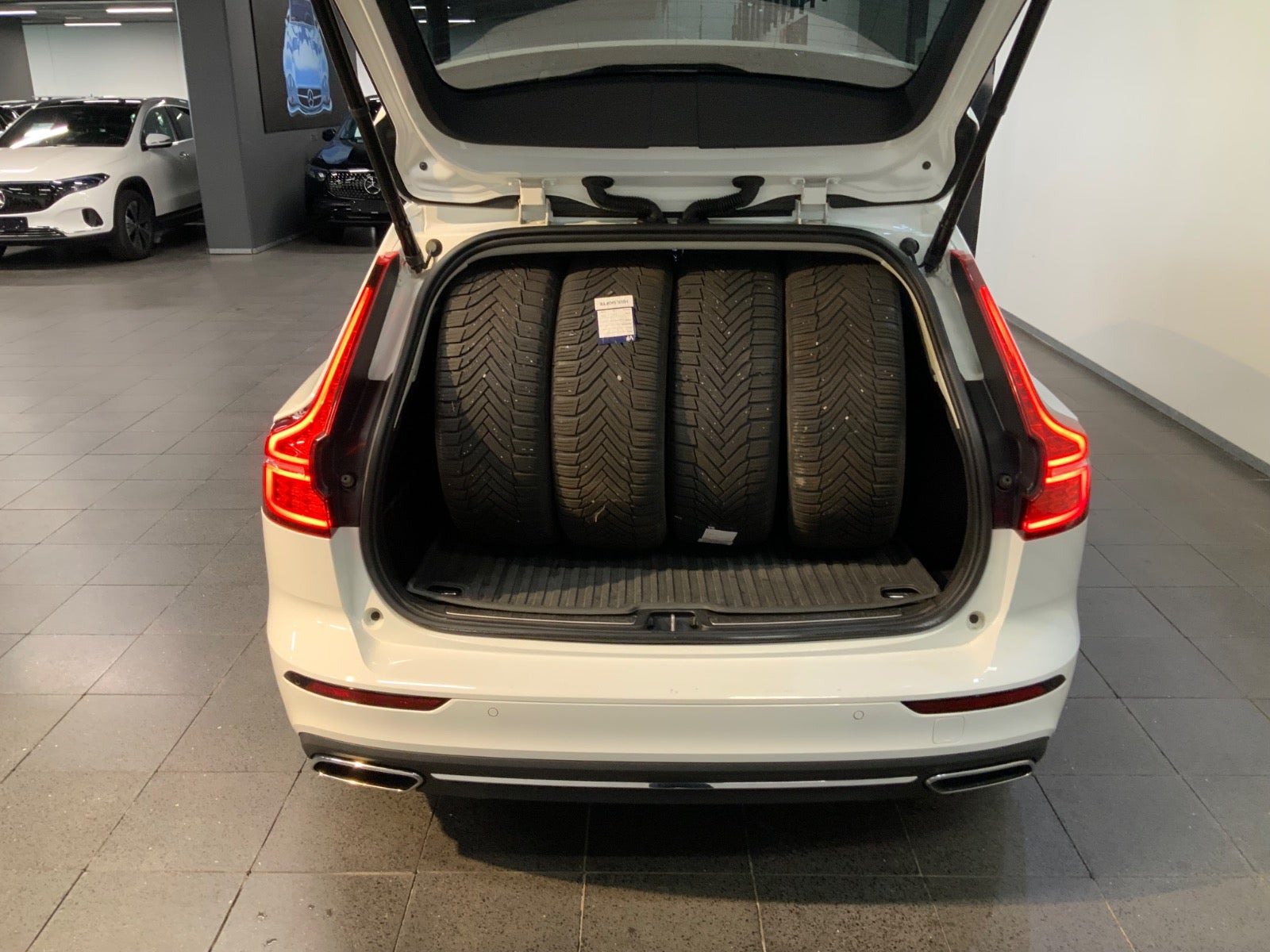 Hvid Volvo V60 fra 2021