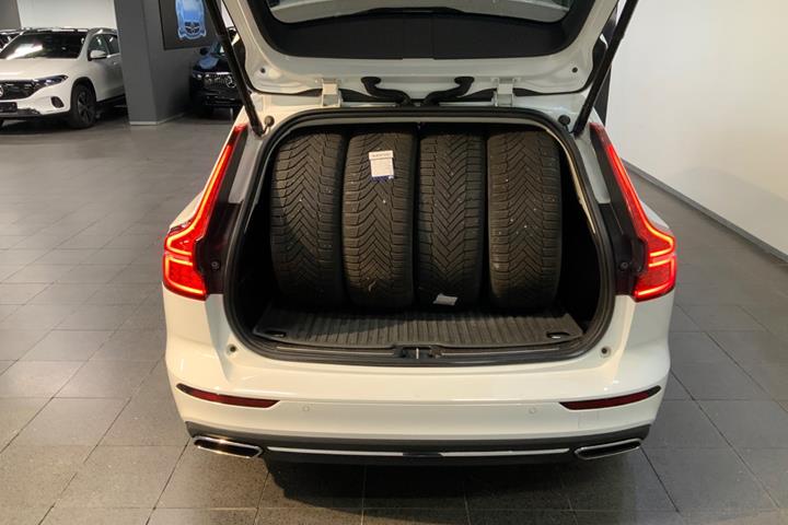 Hvid Volvo V60 fra 2021