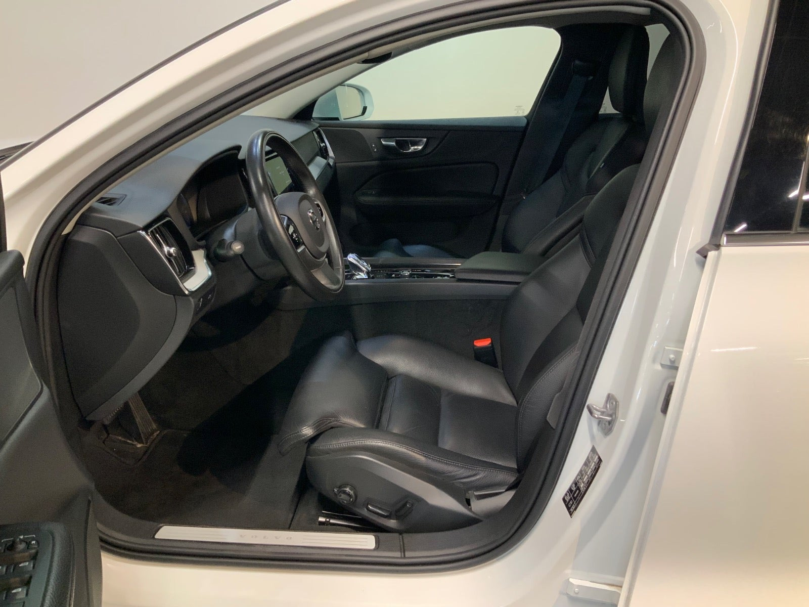Hvid Volvo V60 fra 2021