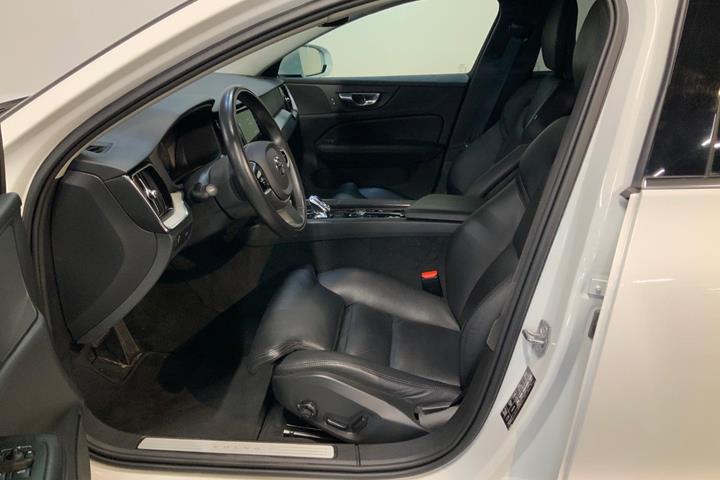 Hvid Volvo V60 fra 2021
