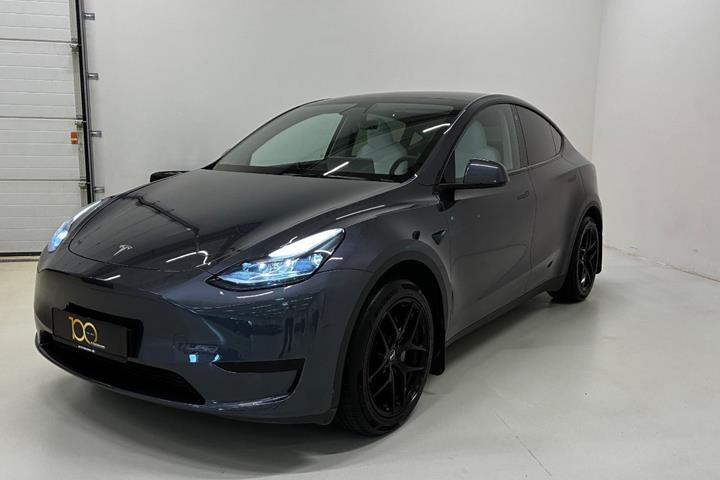Grå Tesla Model Y fra 2023