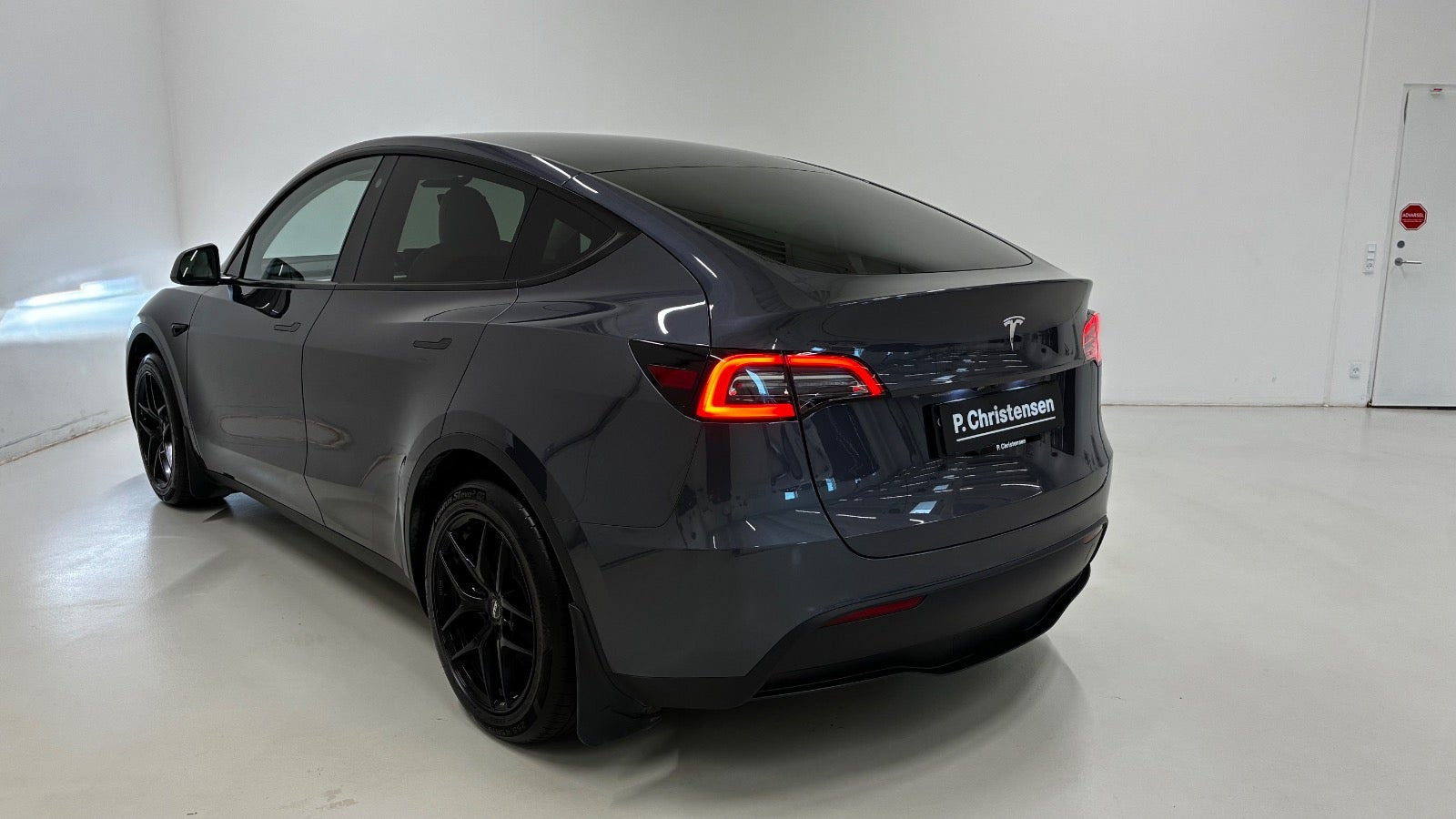 Grå Tesla Model Y fra 2023