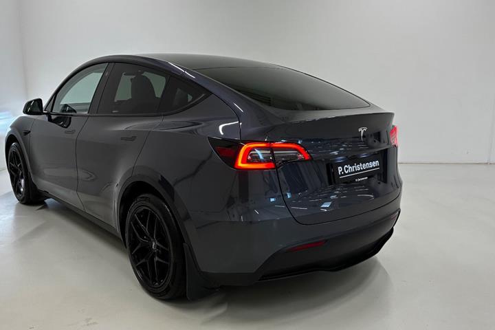 Grå Tesla Model Y fra 2023