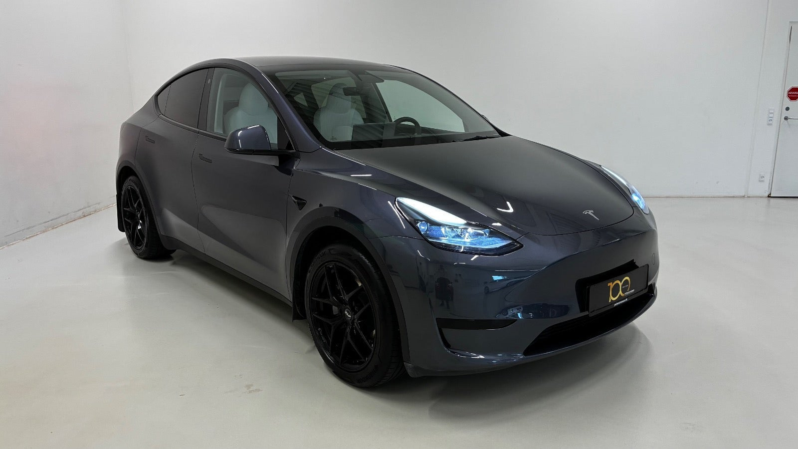 Grå Tesla Model Y fra 2023