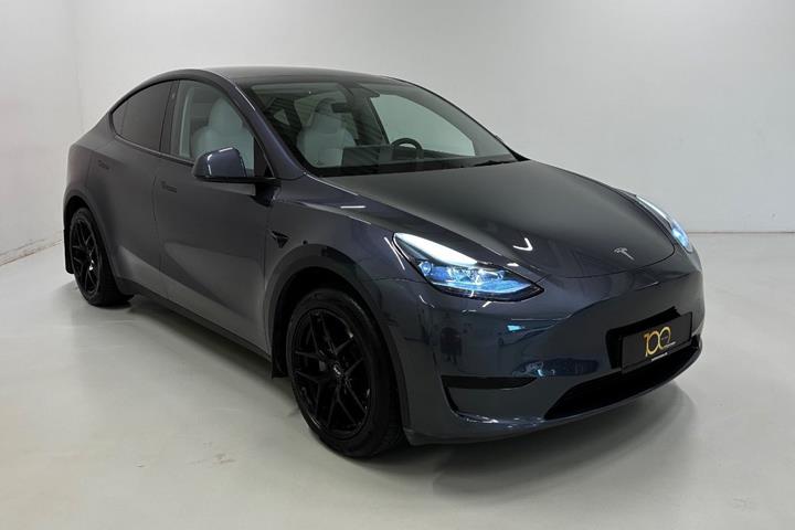 Grå Tesla Model Y fra 2023