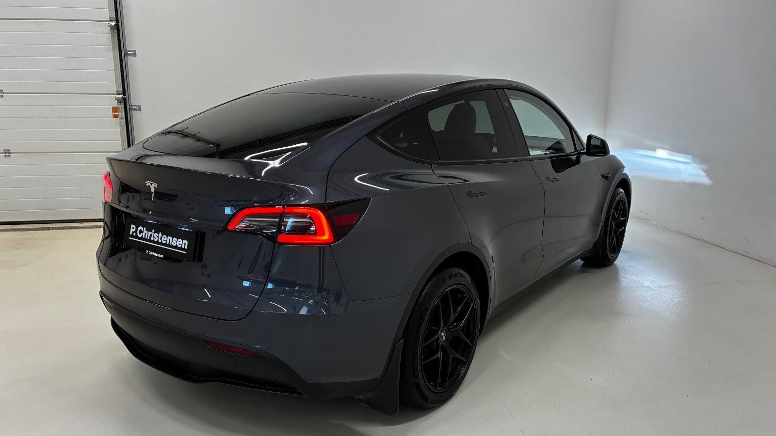 Grå Tesla Model Y fra 2023