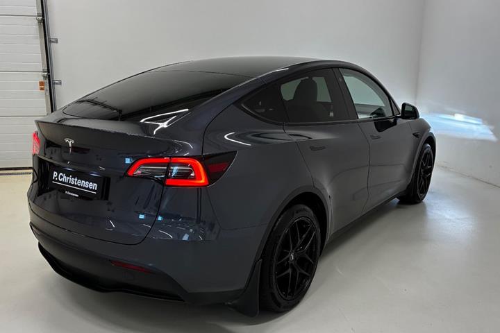 Grå Tesla Model Y fra 2023