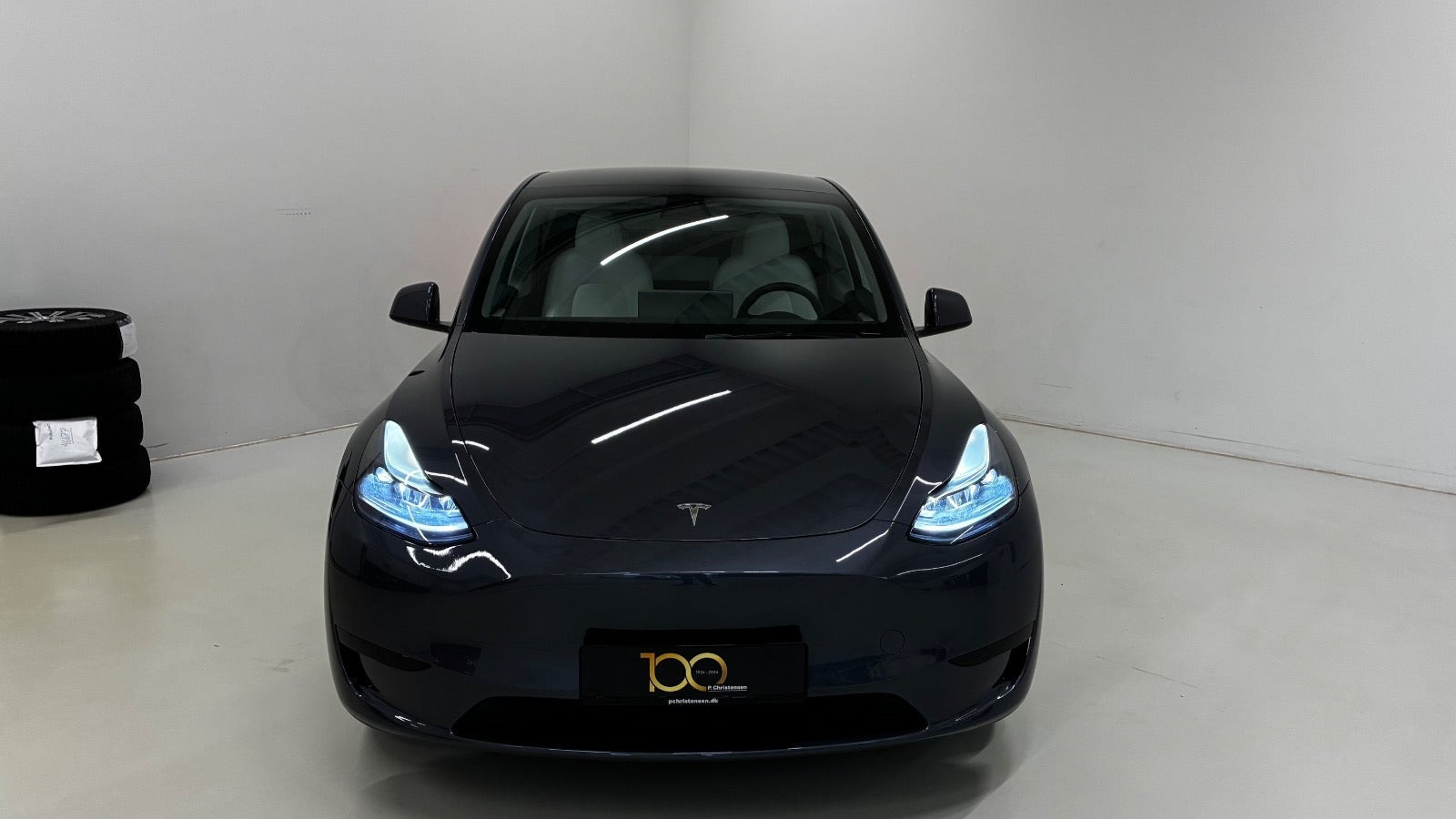Grå Tesla Model Y fra 2023