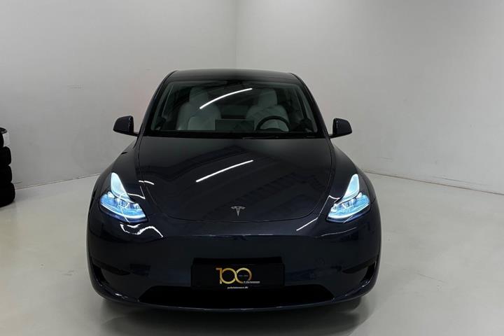 Grå Tesla Model Y fra 2023