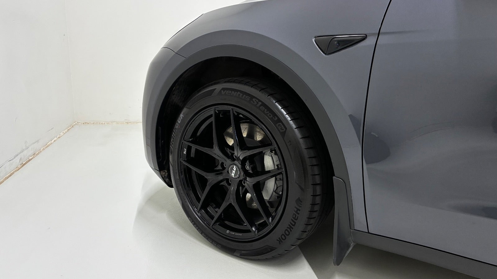 Grå Tesla Model Y fra 2023
