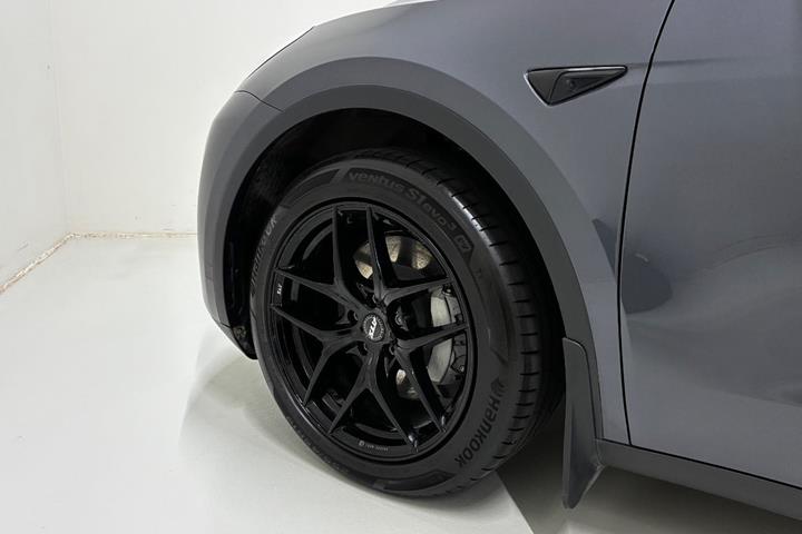Grå Tesla Model Y fra 2023