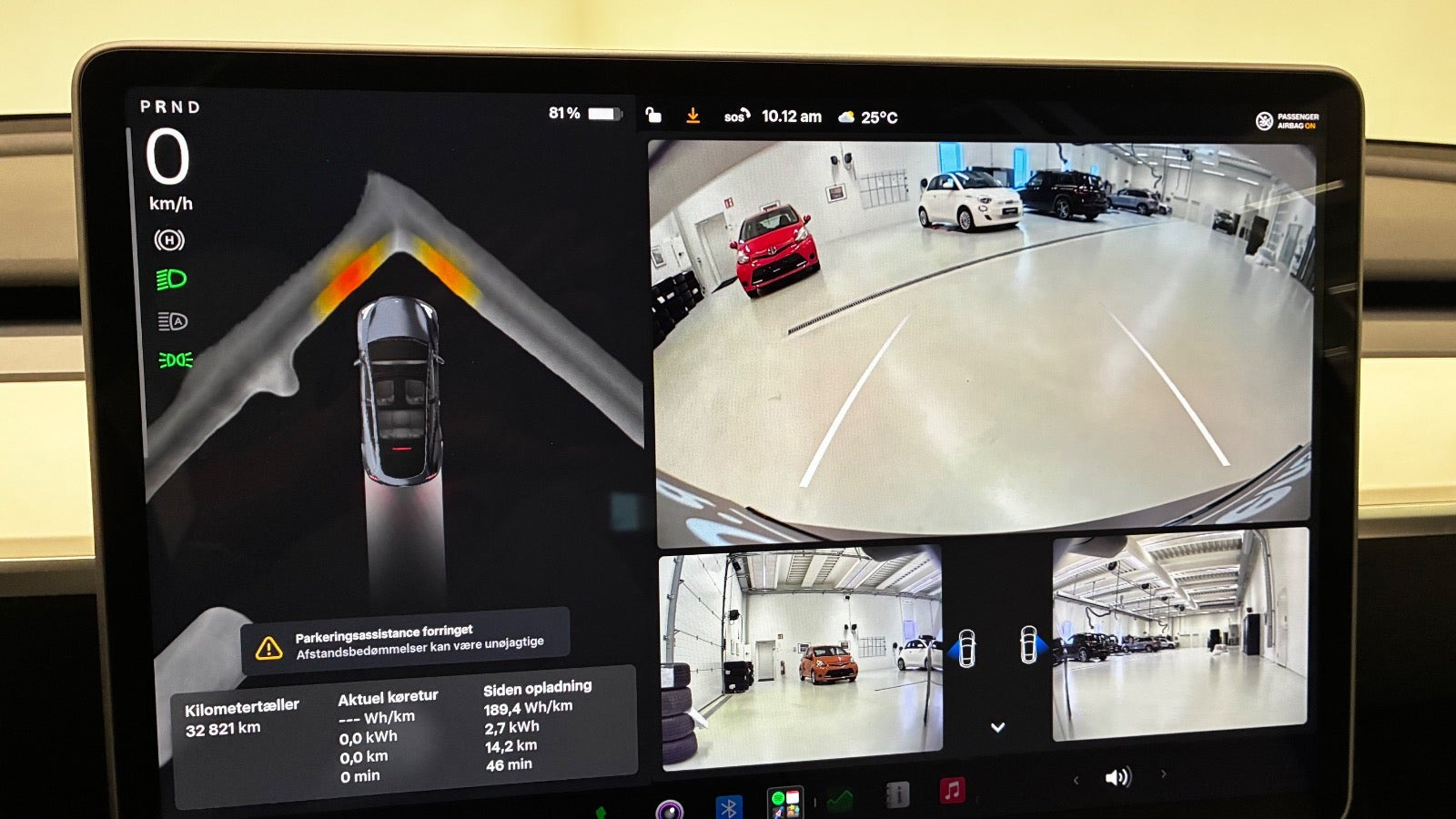 Grå Tesla Model Y fra 2023