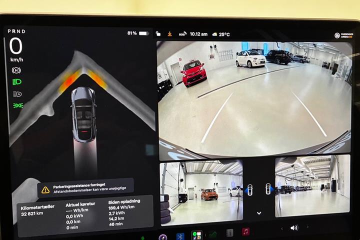 Grå Tesla Model Y fra 2023