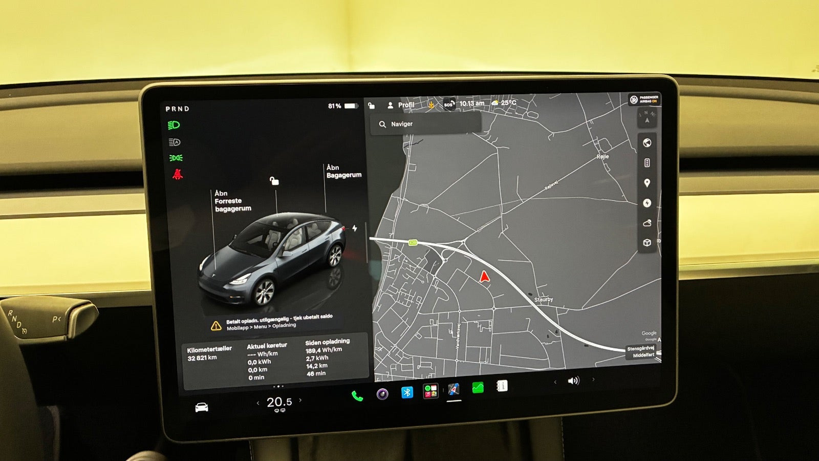 Grå Tesla Model Y fra 2023