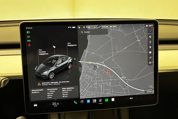 Grå Tesla Model Y fra 2023