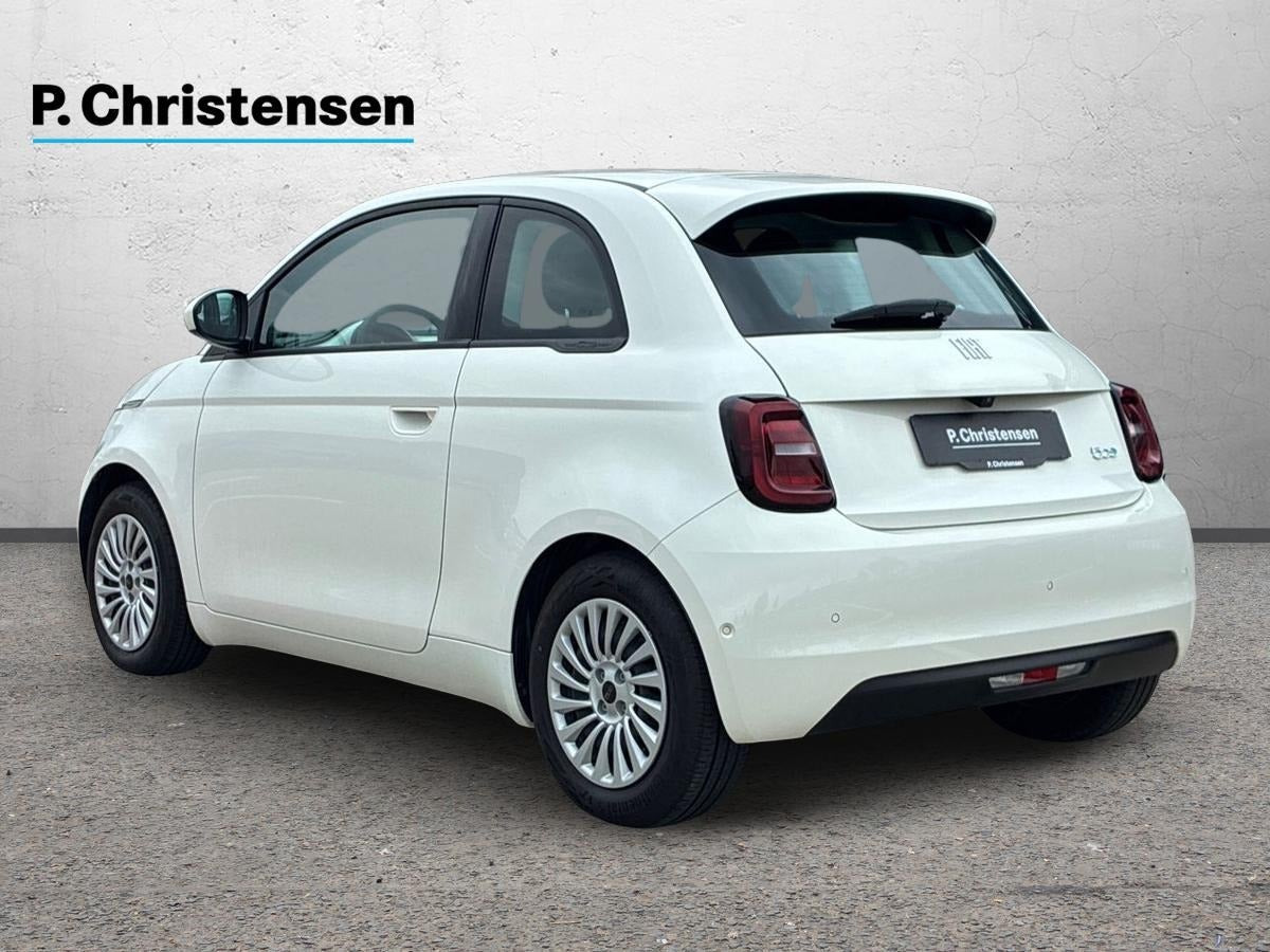 Hvid Fiat 500e fra 2023
