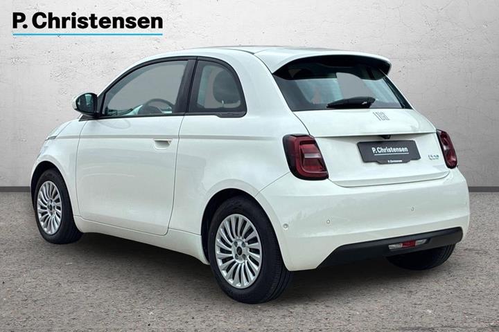 Hvid Fiat 500e fra 2023