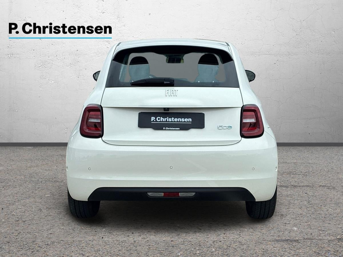 Hvid Fiat 500e fra 2023