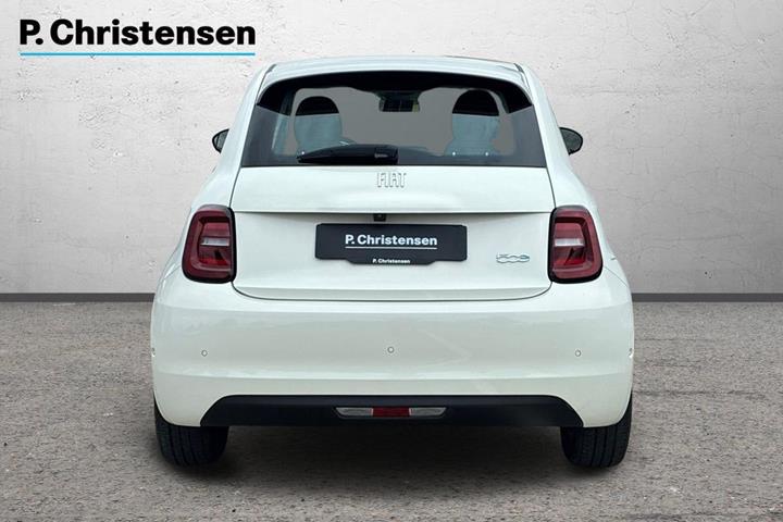 Hvid Fiat 500e fra 2023